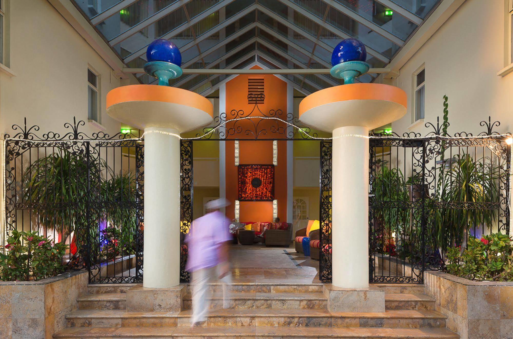 The Atrium Beach Resort And Spa, Ascend Hotel Collection Симпсон-Бэй Экстерьер фото